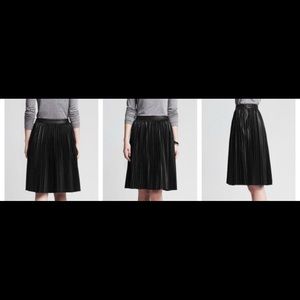 Banana Republic Size 12 faux leather pleated skirt